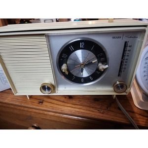 VINTAGE 1964 SEARS,ROEBUCKS, AND CO. SILVERTONE CLOCK/RADIO MODEL 4036. Tested.
